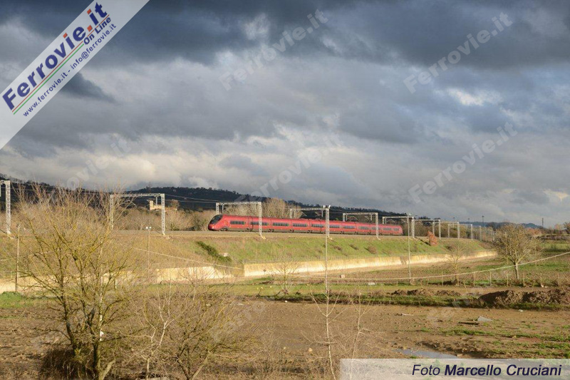 Ancora sulla Direttissima Roma - Firenze, un Italo viaggio sicuro sotto un cielo che non promette nulla di buono, in Umbria nei pressi di Attigliano.