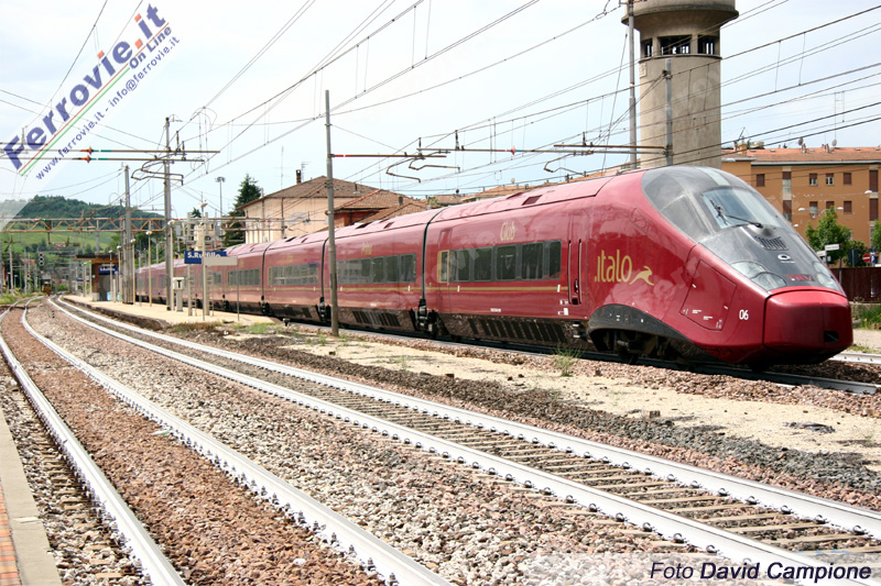 Una foto presto apparterrà al passato: un treno diretto a Venezia ha lasciato l'alta velocità Firenze - Bologna per immettersi sul tratto finale della storica Direttissima nei pressi di San Ruffillo. Dal 9 giugno tutti gli Italo (e Frecce di Trenitalia) impegneranno la nuova stazione di Bologna AV.