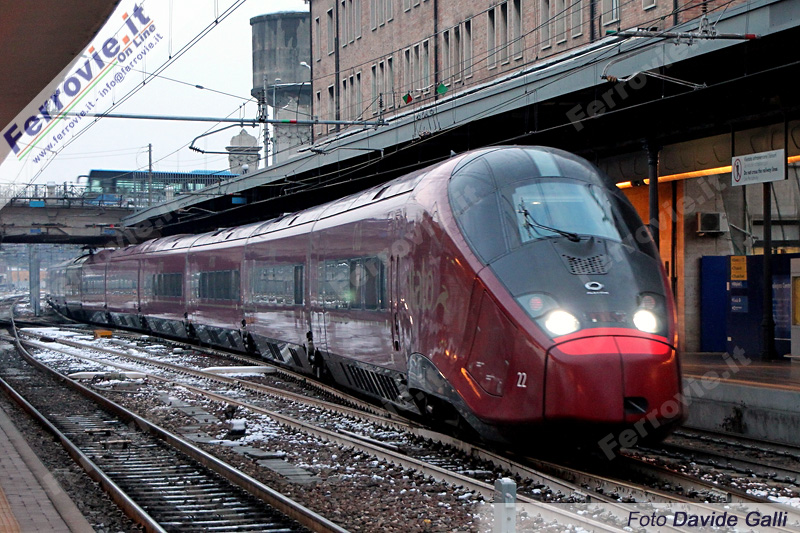 Un AGV in trasferimento da Roma a Torino attraversa la stazione di Bologna Centrale senza fermarsi, percorrendo le deviate a 60 km/h che portano dal 1° al 3° binario.