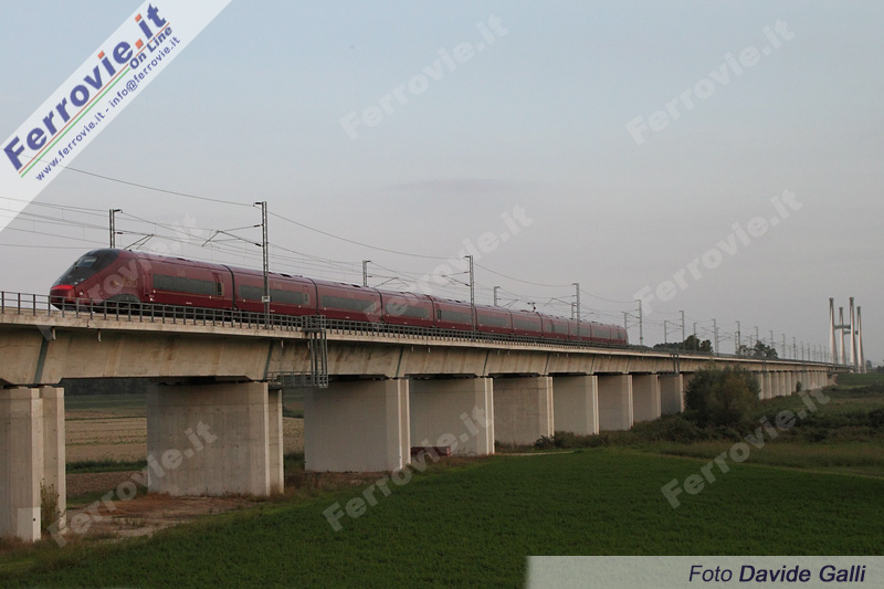 Il ponte con doppio strallo sul Po si accinge ad assistere al transito di un treno verso Bologna.