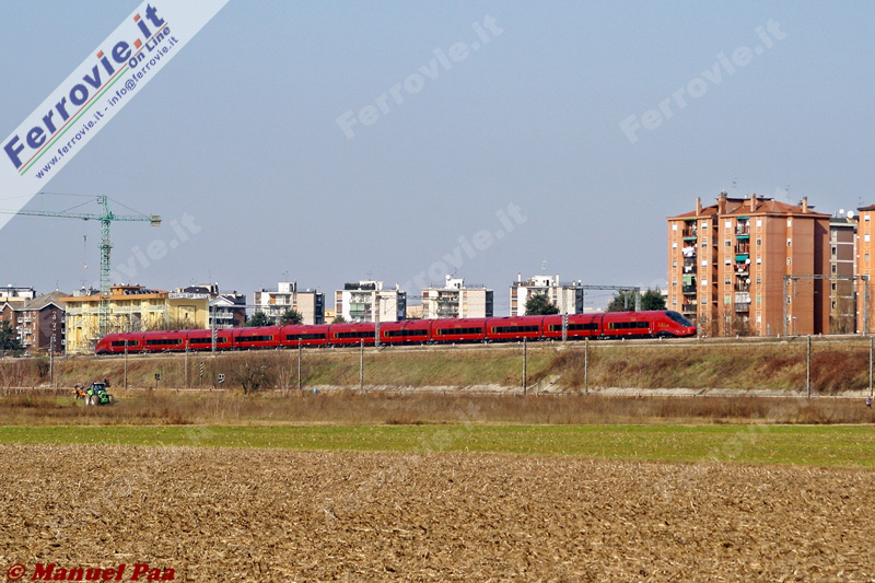 I palazzi di San Giuliano Milanese fanno da cornice ad un Italo da poco partito da Milano verso Roma.