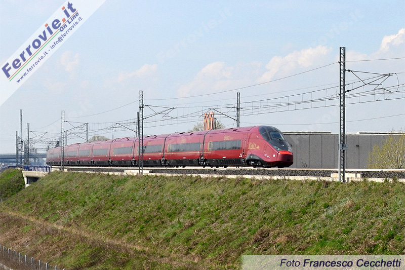 A nord ovest sulla Milano - Torino, un treno di NTV durante il preesercizio.