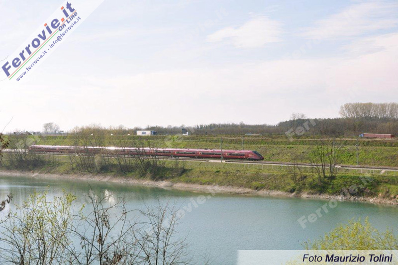 Italo 9951 da Torino per Salerno, sulla linea alta velocità per Milano dinanzi ad uno specchio d'acqua nei pressi di Romentino.