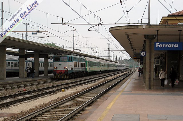 Il treno straordinario 28459 Varsavia-Roma, interamente composto da materiale delle Ferrovie Polacche PKP (vetture di seconda classe con posti a sedere, vetture con cuccette e carrozza ristorante), transita da Ferrara al traino dell'E.656.470.