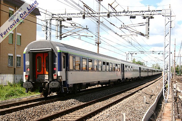 Il primo dei due treni francesi che hanno lasciato Roma nel pomeriggio del 1° maggio, qui in transito da Settebagni sulla via del ritorno a Parigi.