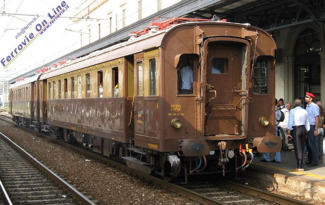 Le elettromotrici in sosta a Pistoia, al termine della ripida discesa dall'Appennino. L'affluenza di pubblico (tra cui moltissimi bambini) è andata sicuramente aldilà delle aspettative: parecchi passeggeri all'andata sono rimasti in piedi e molti di loro hanno quindi hanno approfittato dell'opportunità e sono scesi a Porretta per visitare la cittadina. Per i prossimi appuntamenti sarebbe quindi utile prevedere uno spazio maggiore, anche pensando alle esigenze di gioco dei bambini e aumentare (se possibile) l'intervallo di tempo tra l'andata e il ritorno.