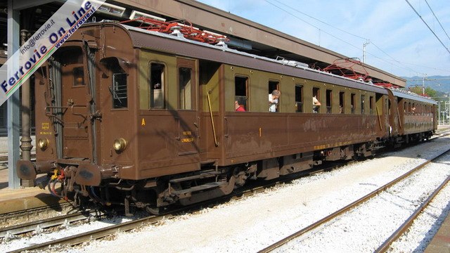 Le elettromotrici EACz 623.612 e EACz 623.629 in sosta a Porretta Terme al termine della corsa di andata nella mattinata di domenica. Tra pochi minuti il convoglio ripartirà per Pistoia. Mentre all'andata il brutto tempo si è fatto sentire fino quasi a Porretta, al ritorno, il sole ha illuminato gli splendidi panorami della valle del fiume Reno. La stretta valle, in cui ferrovia e fiume si affiancano e spesso sono distanti solo pochi metri, conduce la ferrovia da Porretta fino a Pracchia, dove poi la linea attraversa gli Appennini per sbucare sopra Pistoia.