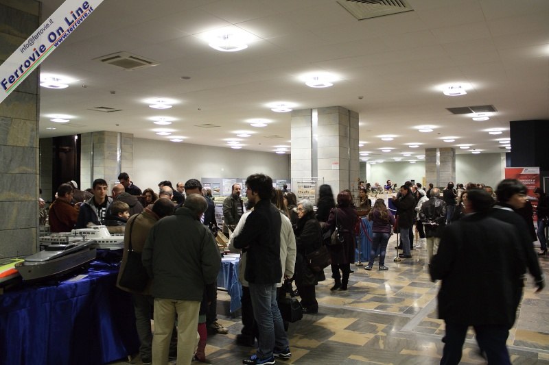 La sala gremita di appassionati di modellismo.