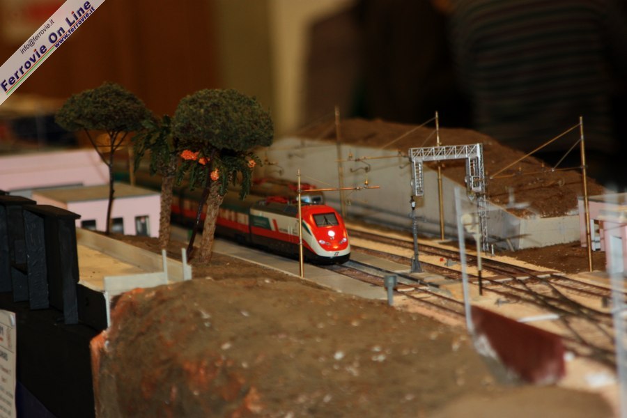 Un ETR 500 in livrea del 150° dell'unità d'Italia transita nella stazione di Camaro.