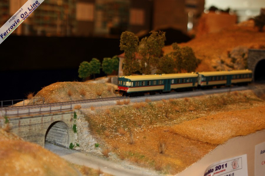 Convoglio di ALn 668 in procinto di superare un breve sovrappasso stradale.