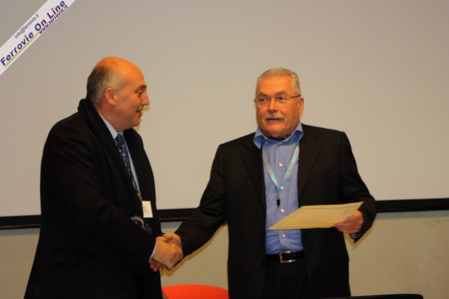 Faustino Faustini, titolare di Gieffeci, mentre riceve un attestato alla carriera.