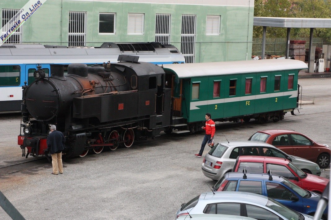 Nel piazzale antistante l'ingresso della mostra era esposta la FCL 353 con una delle carrozze del 'Treno del Parco'.
