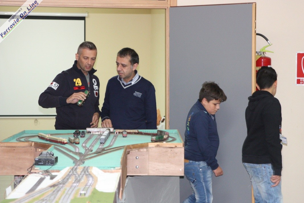 I tanti rotabili accumulati nel cappio stazione realizzato dal socio FREMO Davide Godano.