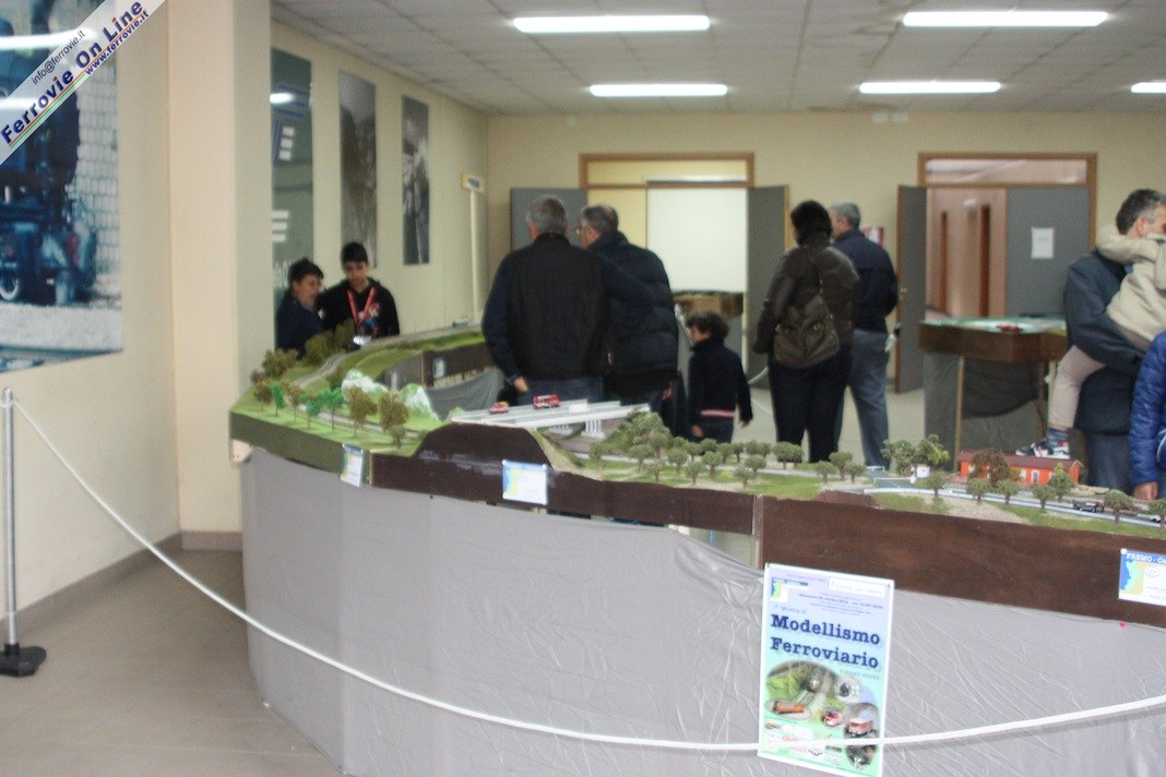 Grandi e piccoli ammirano i moduli esposti da FREMO-Calabria