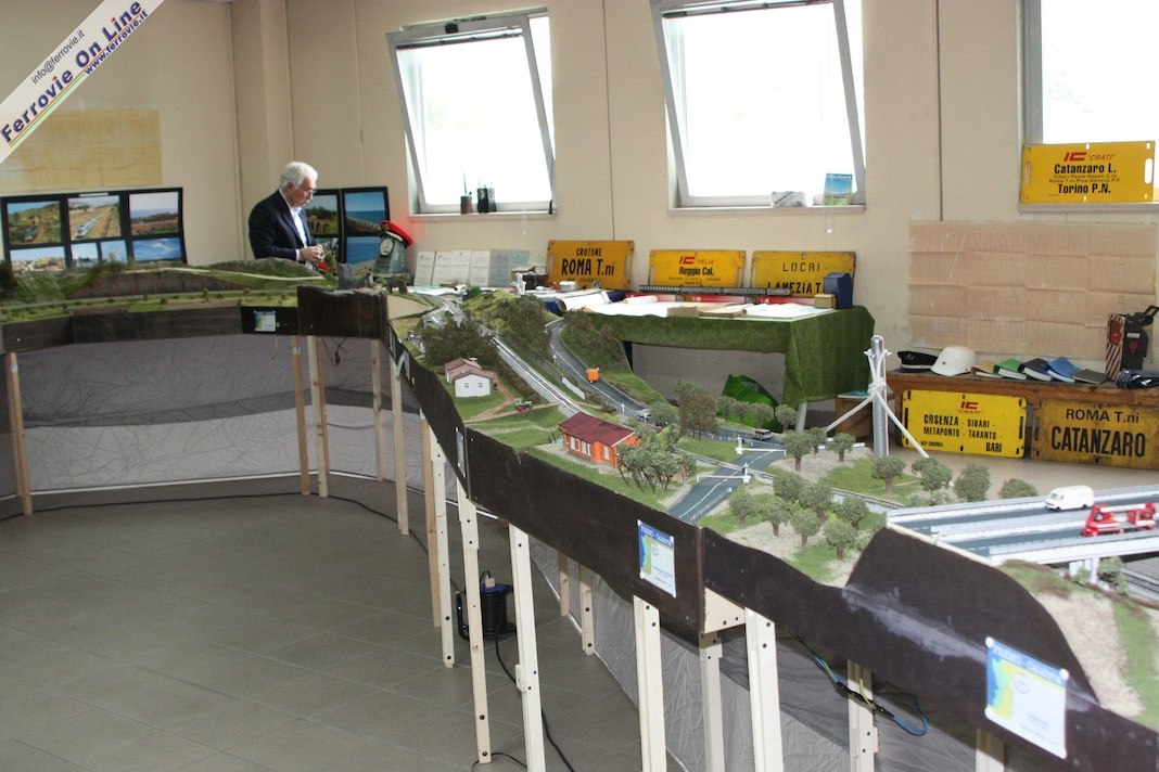 Vista d'infilata dei moduli realizzati dal socio FREMO Massimo Olivito che sono fortemente ispirati alla vecchia linea a cremagliera che univa Cosenza con Paola.