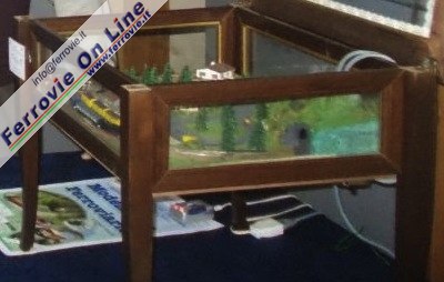 Altro esempio di riuso e miniaturizzazione proveniente da Reggio Calabria: il plastico in scala N da salotto, ospitato in un tavolino di legno e cristallo.