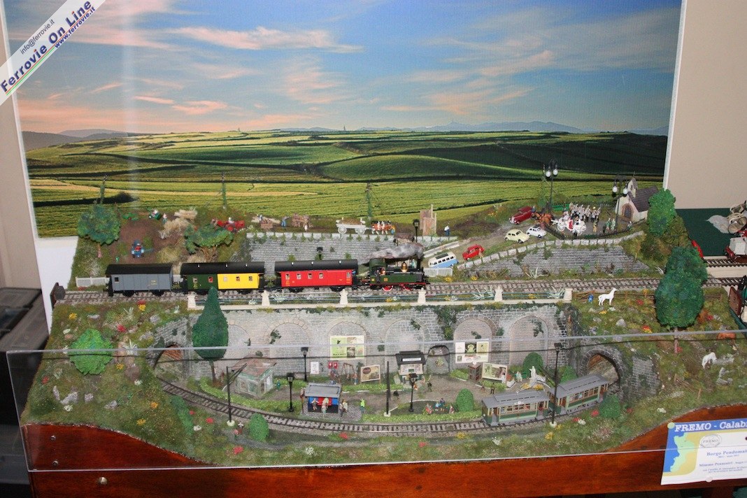 Lo spazio curato da Mimmo Pennestri: un modulo con testate FREMO lungo un metro e pieno di personaggi quanto un plastico da decine di metri quadrati!