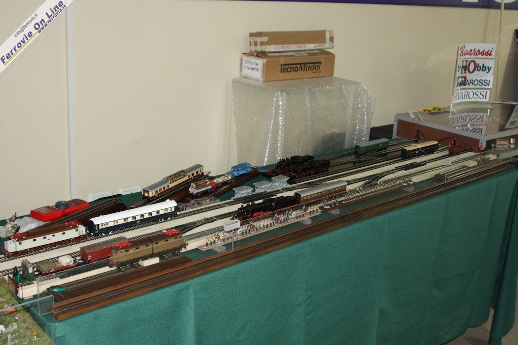 I modelli elaborati da Mimmo Pennestrì con decoder digitale, illuminazione interna, personaggi e riproduzione minuziosa degli interni.