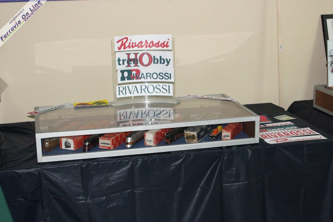 La vetrina dedicata ai modelli prodotti dalla Rivarossi negli anni '50 e curata da Nino Caldarella.
