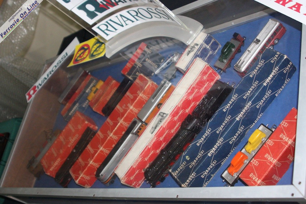 Uno sguardo da vicino alla vetrina mostra diverse curiosità: la Hiawatha, la 691 Cosmo-Rivarossi, il Filobus e diversi carri ormai rarissimi.