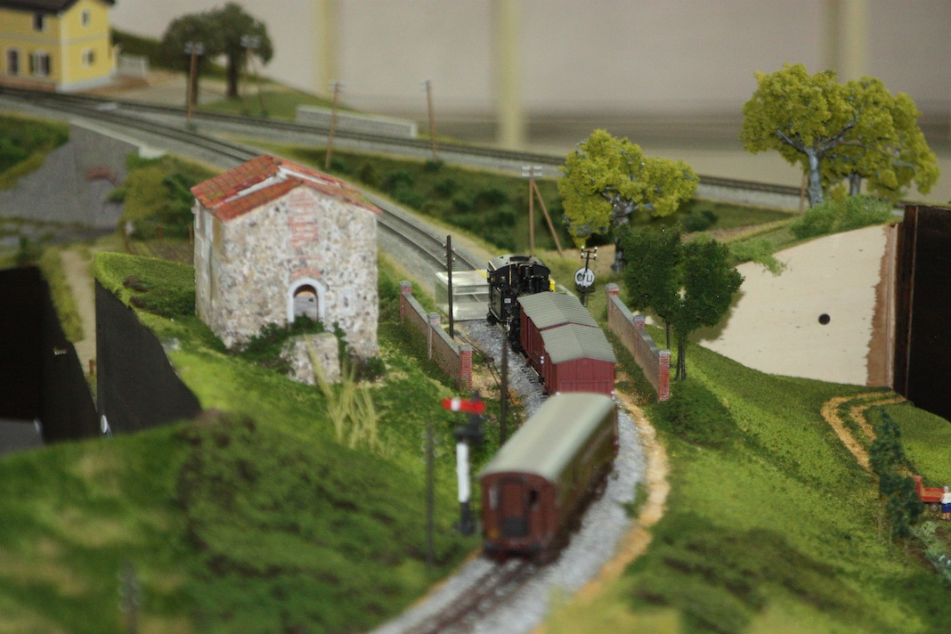 Pezzo forte dell'impianto modulare: la riproduzione della linea a cremagliera Cosenza-Paola ed opera di Nino Caldarella socio di FREMO-Calabria. Sulla tratta armata con la terza rotaia dentata era in opera la 981 Top Train ancora priva di un decoder digitale ed alimentata in analogico. Per questo motivo la linea di confine fra i due sistemi di alimentazione era pesantemente marcata da una scatolina di plastica.