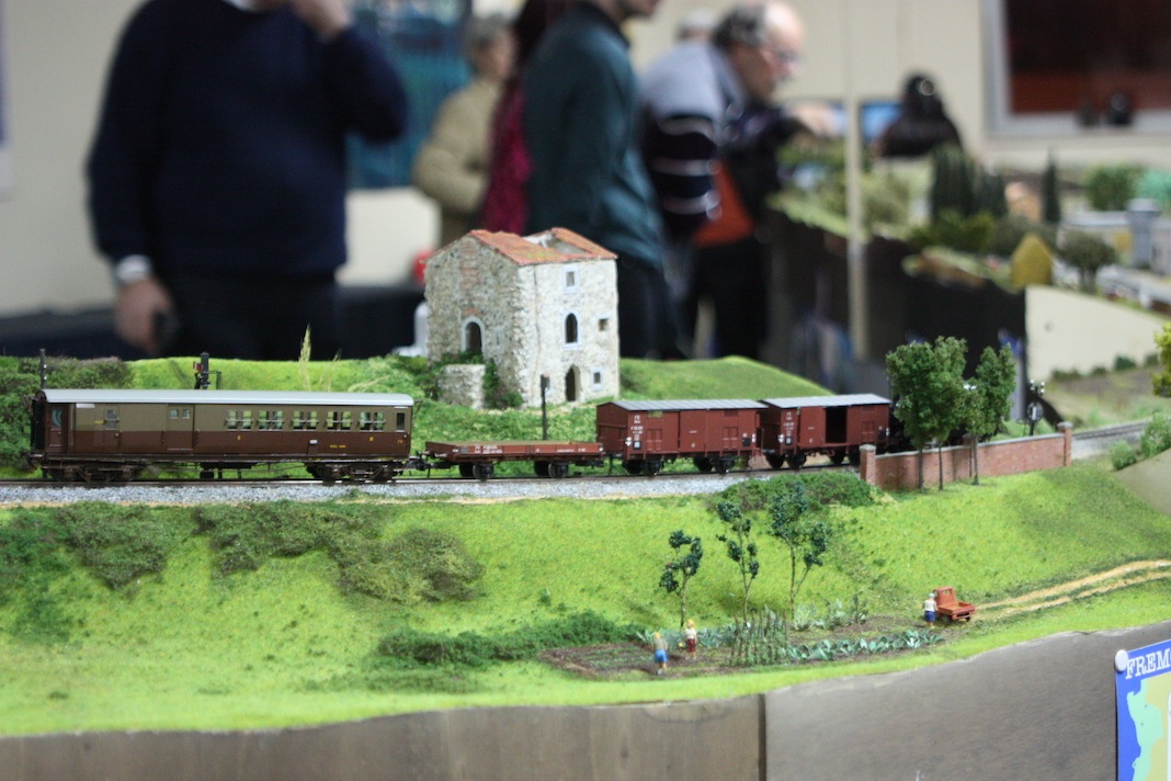 La linea a cremagliera è dominata da un casolare rurale riprodotto minuziosamente da Nino Caldarella sulla base di un rilievo effettuato in campagna ed utilizzando vere pietre incollate e pazientemente levigate a mano.