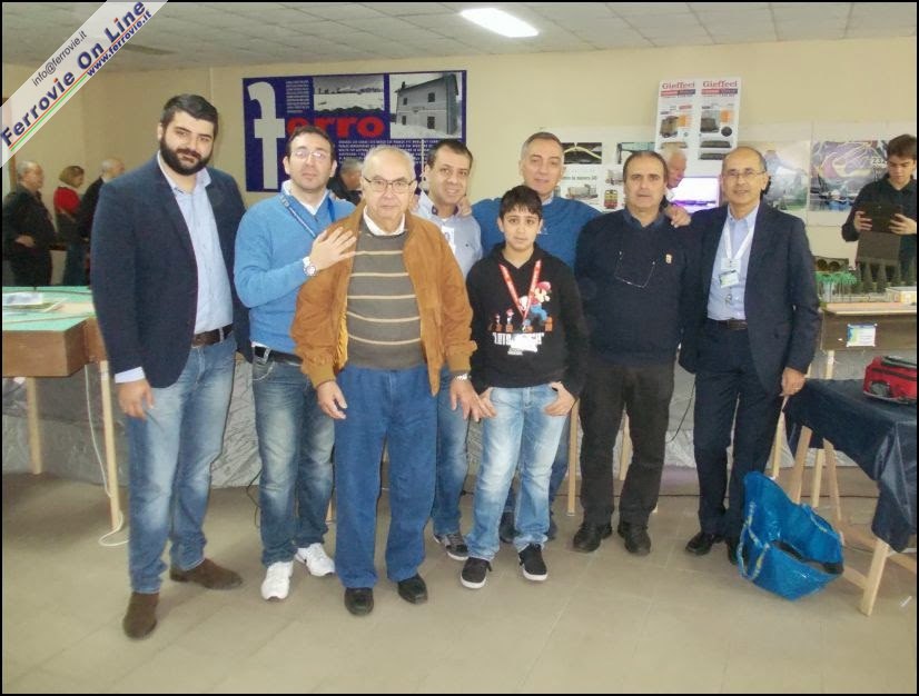 Foto di gruppo per gli organizzatori dell'evento assieme al sig.Massarini (il secondo da destra) capo del deposito locomotive che ha ospitato la manifestazione.