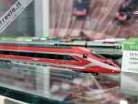 Arnold presenta il campione verniciato del Frecciarossa 1000